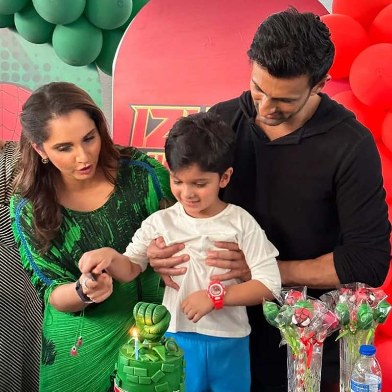 সানিয়া-শোয়েব পুরোদমে প্রেম করতে শুরু করেন ২০০৯ সালে। সানিয়া জানিয়েছিলেন, শোয়েবের সারল্য, সাধারণ জীবনযাপনই তাঁর মন জয় করে নিয়েছিল। ৮ বছর সংসার করার পর ২০১৮ সালে তাঁদের কোল আলো করে পুত্রসন্তান জন্ম নেয়।