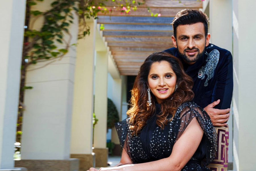 ভারতের জনপ্রিয় টেনিস তারকা সানিয়া মির্জা এবং পাকিস্তানের প্রাক্তন ক্রিকেট অধিনায়ক শোয়েব মালিক— ২০১০ সালে বিবাহবন্ধনে আবদ্ধ হয়েছেন এই জুটি। ১২ বছর একসঙ্গে ঘর করার পর তাঁদের সম্পর্ক নাকি ভাঙনের পথে! বিভিন্ন মহলে এমনই কানাঘুষো শোনা যাচ্ছে।