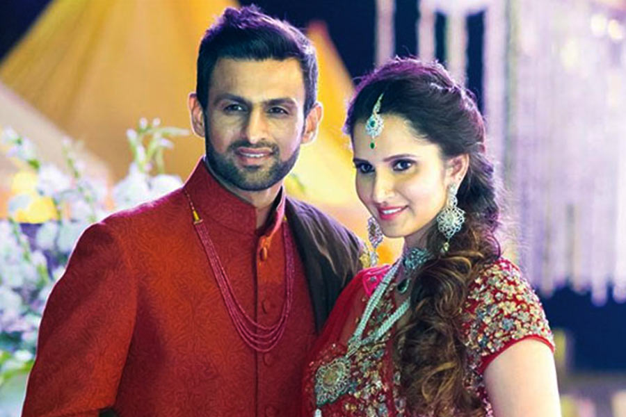 কানাঘুষো শোনা যাচ্ছে, অন্য কোনও মহিলার সঙ্গে সম্পর্ক রয়েছে শোয়েবের। খেলার জগতে শোয়েব-সানিয়ার জুটি সকলের পছন্দের। শুধু খেলার মাঠেই নয়, ভারত-পাকিস্তানের সম্পর্কের সঙ্গে সব সময় তিক্ততার একটি অদৃশ্য অবয়ব বিরাজমান।