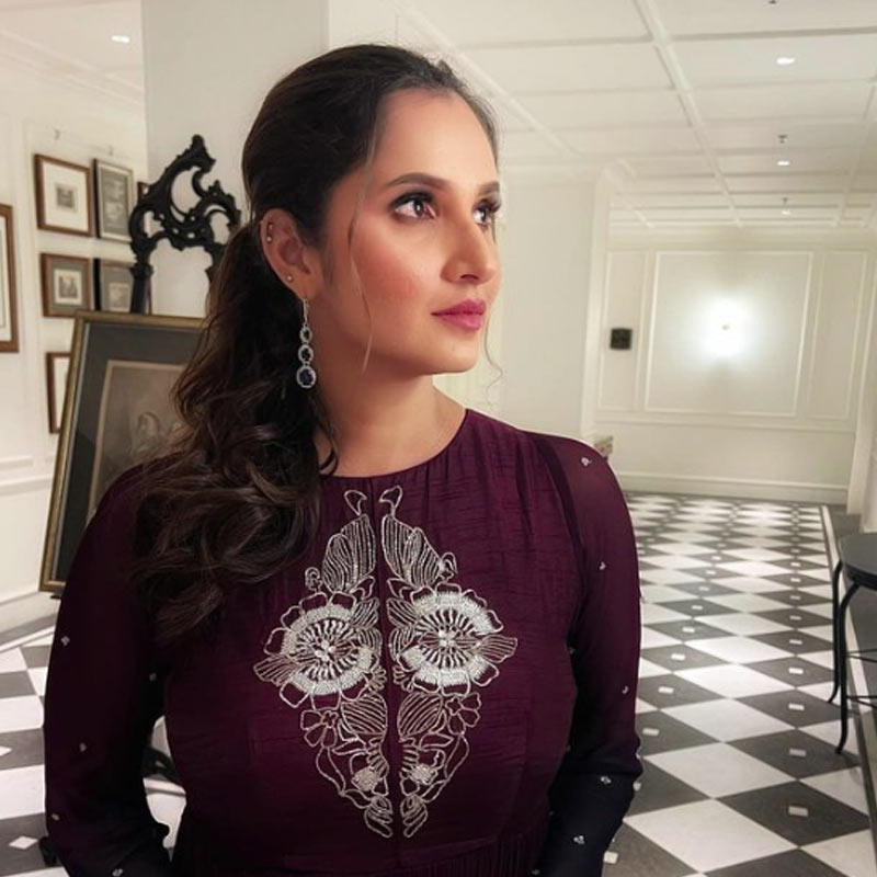 বাড়ির ভিতরে নজর দিলেও চমকে যেতে হয়। এক একটি ঘর এক এক রকম ভাবে সাজিয়েছেন তাঁরা।