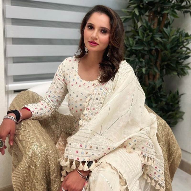 বসার ঘরে সাদা, গোলাপি এবং নীল রঙের সোফা রয়েছে। জানলা রয়েছে দেওয়ালের অধিকাংশ জুড়ে। কাচের জানলায় সাধারণত সাদা এবং গোলাপি রঙের পর্দা টাঙানো রয়েছে। ঘরের সিলিংয়ে রয়েছে নজরকাড়া ঝাড়বাতিও।