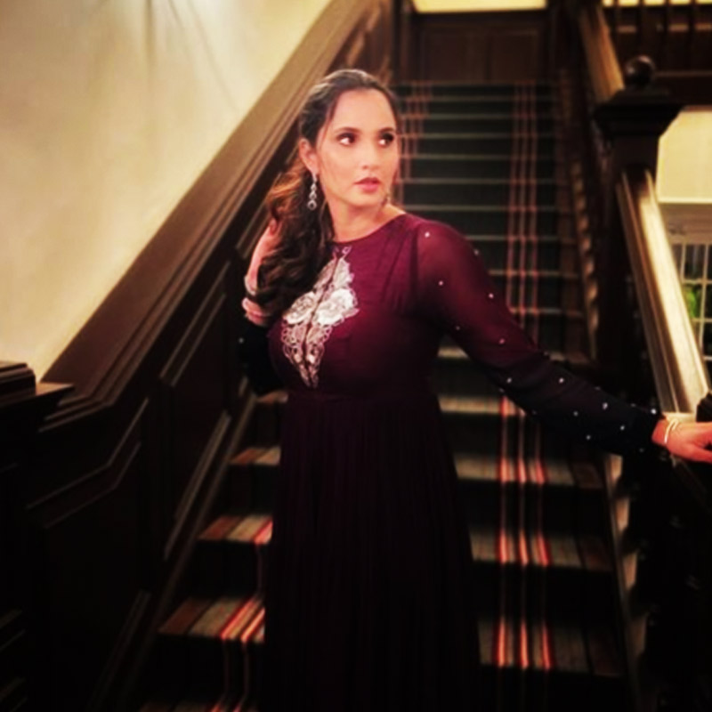 বাড়ির সিঁড়িটিও পুরনো দিনের বাড়ির ধাঁচে বানানো। সিঁড়ির ধাপগুলো সবুজ কার্পেটে ঢাকা। সানিয়া মাঝেমধ্যেই ছবি তোলার জন্য বাড়ির এই কোণকে বেছে নেন।