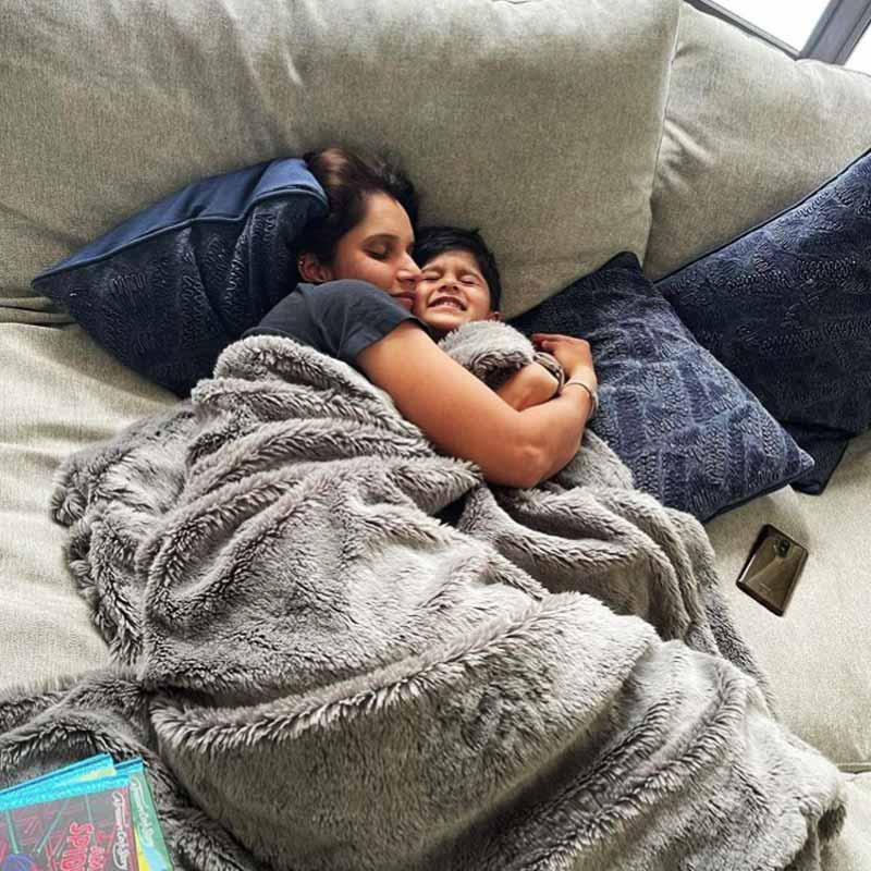 সূত্রের খবর, সানিয়া এবং শোয়েব এখন আর একসঙ্গে থাকছেন না। তাঁদের একমাত্র সন্তান ইজহান মির্জা মালিককে যদিও তাঁরা একসঙ্গেই দেখাশোনা করছেন বলে জানা গিয়েছে।