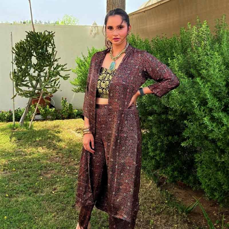 বাড়ির আনাচে কানাচে রাখা রয়েছে গাছের টব। দেওয়ালের রঙের সঙ্গে সামঞ্জস্য রেখে বেছে নিয়েছেন আসবাবপত্রও।