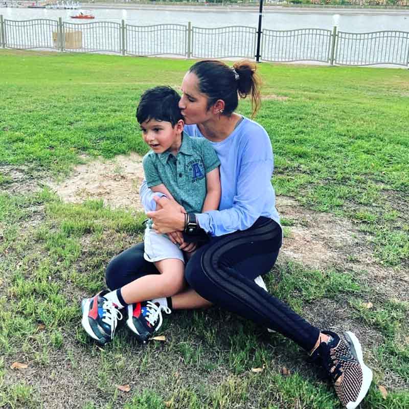 বর্তমানে অবশ্য সকলের নজর এসে পড়েছে শোয়েব-সানিয়ার সম্পর্কের উপর। গুঞ্জন আরও বেড়েছে সানিয়ার ইনস্টাগ্রামে একটি স্টোরি নিয়ে।