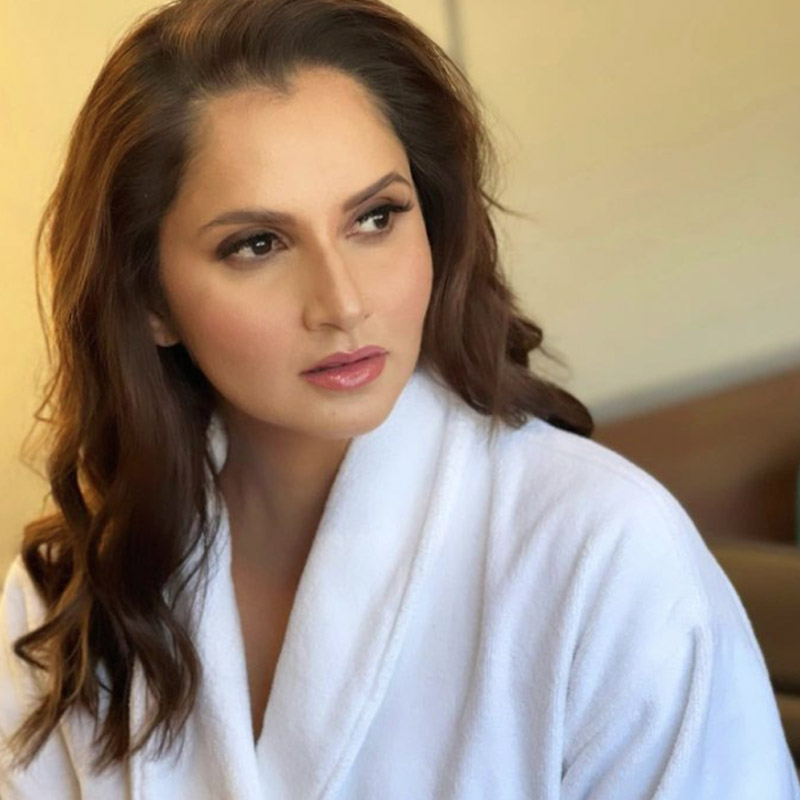 ইনস্টাগ্রামে একটি স্টোরিতে সানিয়া লেখেন, “ভাঙা হৃদয় কোথায় যায়? ঈশ্বর খুঁজতে।”