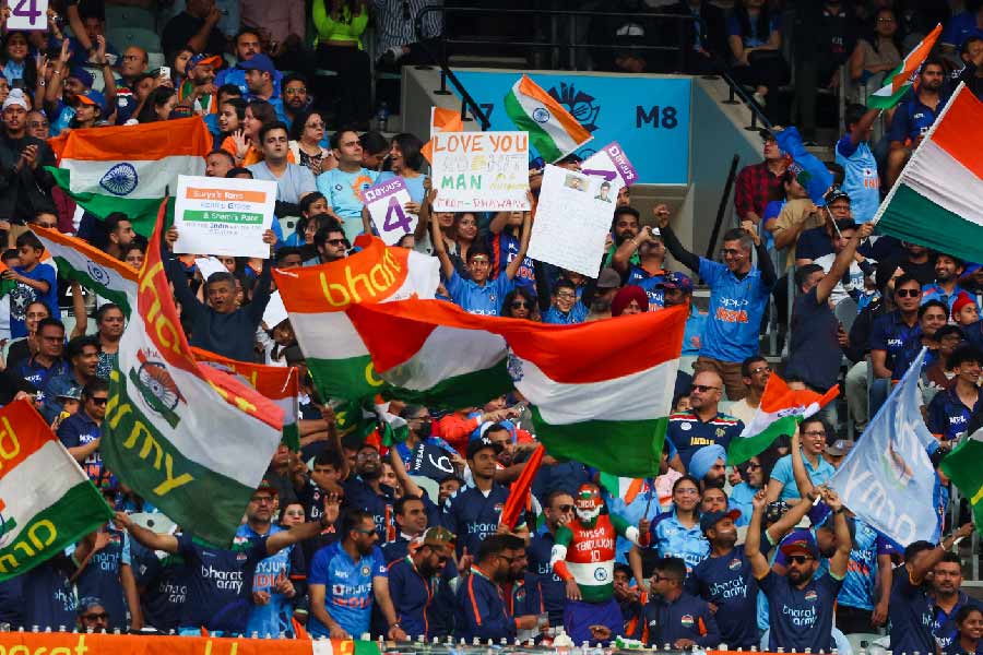 নেহাতই নিয়মরক্ষার ম্যাচ। কিন্তু রবিবারের মেলবোর্ন দেখলে কে বলবে তা। মেলবোর্ন না মুম্বইয়ের ওয়াংখেড়ে! তিরঙ্গা পতাকার ঢেউ আর ভারতীয় সমর্থকদের হল্লা যে শব্দব্রহ্মের সৃষ্টি করল, তাকে দেখে ফাইনাল বা সেমিফাইনালের মঞ্চ বলে ভুল করবেন যে কেউ।