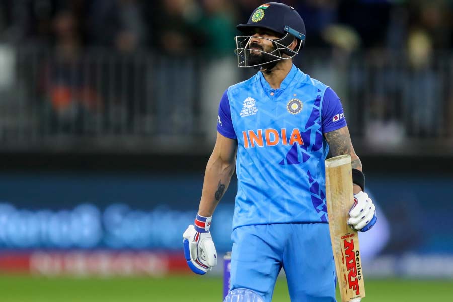 বিরাট কোহলি— দুরন্তে ছন্দে থাকা কোহলি এ দিনও সাবলীল ছিলেন। যদিও ২৫ বলে ২৬ রানেই থমকে গেলেন বিরাট। ব্যাটে রান না পাওয়া পুষিয়ে দিলেন ফিল্ডিং করতে নেমে। জিম্বাবোয়ের প্রারম্ভিক ব্যাটার ফিরলেন কোহলির তালুবন্দি হয়ে। এ নিয়ে ৫০টি ক্যাচ হয়ে গেল বিরাটের। ১০-এর মাপকাঠিতে কোহলি পাচ্ছেন ৬।