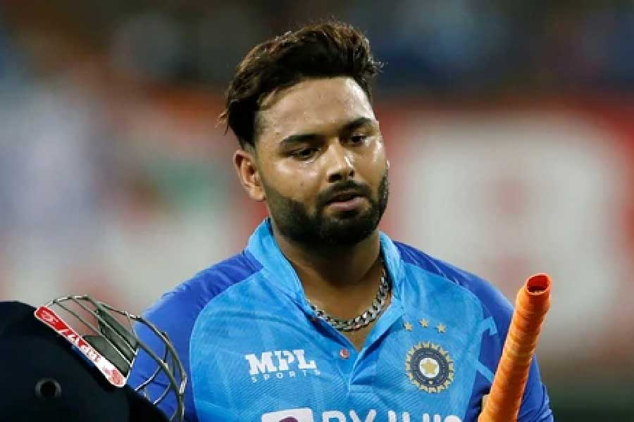 ঋষভ পন্থ— দীনেশ কার্তিকের জায়গায় রবিবার নেমেছিলেন ঋষভ। কিন্তু হতাশ করলেন ব্যাট হাতে। খেললেন ৫টি বল, করলেন মাত্র ৩। উইকেটের পিছনে অবশ্য চলনসই। আনন্দবাজার অনলাইনের বিচারে ১০-এর মধ্যে পন্থ পেলেন ২। 