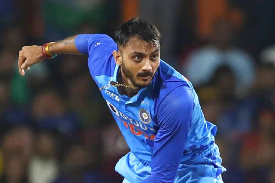 অক্ষর পটেল— দিনটা মোটেও ভাল গেল না অক্ষরের। ব্যাট হাতে নেমেছিলেন কিন্তু ব্যাট করার সুযোগ পাননি। বল হাতে যদিও বেদম মার খেয়ে গেলেন জিম্বাবোয়ে ব্যাটারদের। প্রথম ওভারে দিলেন ১৫ রান, দ্বিতীয় ওভারে ১৩। শেষ উইকেট পেলেও ভরসা দিতে পারলেন না। সব মিলিয়ে ১০-এর মধ্যে অক্ষর পাবেন ২।