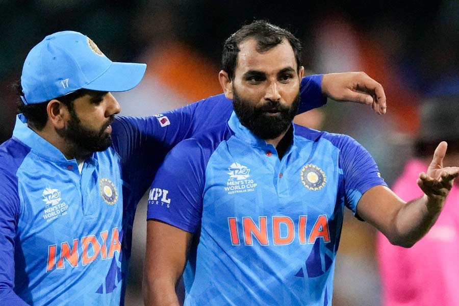 মহম্মদ শামি— নিজের প্রথম ওভারের শেষ বলে উইকেট পান শামি। অর্থাৎ, ভারতের তিন জোরে বোলারই নিজেদের প্রথম ওভারে উইকেট পেলেন। শামি অবশ্য পেলেন আরও একটি উইকেট। সব মিলিয়ে পয়সা উসুল পারফর্ম্যান্স একেই বলে। ১০-এর মধ্যে শামি পেলেন ৭। 