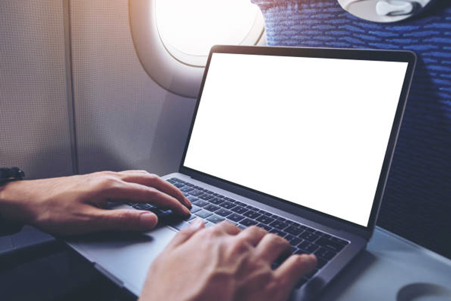 ছক কষেছিলেন, উড়ানে থাকাকালীন ল্যাপটপে রাখা একটি বোমায় বিস্ফোরণ ঘটিয়ে বিমানের সমস্ত যাত্রীকে উড়িয়ে দেওয়ার। তবে তার বদলে সেই বিস্ফোরণের জেরে বিমান থেকে উড়ে গেলেন খোদ আত্মঘাতী হামলাকারী জঙ্গি। ২০১৬ সালে একটি বিমানের ভিতর বিস্ফোরণ-কাণ্ডে এমনই দাবি উঠেছিল।