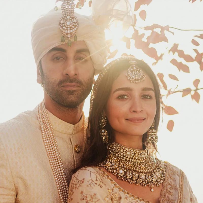 ১৪ এপ্রিল ধুমধাম করে পরিবার-বন্ধুদের মাঝে সাত পাক ঘুরেছিলেন আলিয়া আর রণবীর। জুন মাসে সমাজমাধ্যমে ঘোষণা করেছিলেন খুশির খবর। বিয়ের প্রায় সাত মাসের মাথায় ৬ নভেম্বর মুম্বইয়ের এক হাসপাতালে কন্যাসন্তানের জন্ম দিলেন আলিয়া। 