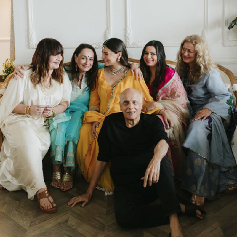 আলিয়া-রণবীরের ‘বাস্তু’-তে নতুন অতিথি। আলিয়ার বাবা মহেশ ভট্টের কথায়, দুই পরিবারেই ‘নতুন সূর্যোদয়’। রণলিয়ার নতুন ঠিকানা বাস্তুতেই এপ্রিলে গাঁটছড়া বেঁধেছিলেন রণবীর ও আলিয়া। সাত মাসের মাথায় সেখানে নতুন অতিথি। তার পরেই শুরু কানাঘুষো। তবে কি বিয়ের আগেই…! পাপারাৎজি থেকে ভক্তদের আতশসকাচে এখন একটাই সংখ্যা— সাত।