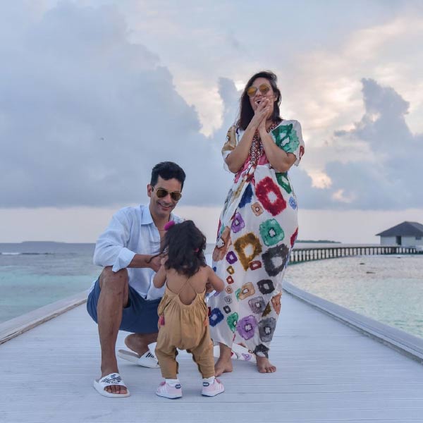 পরে জানা যায়, বিয়ের সময় তিন মাসের সন্তানসম্ভবা ছিলেন নেহা। একটি মেয়ের পর একটি ছেলের জন্ম দিয়েছেন নেহা। দুই সন্তানকে নিয়ে এখন সুখের সংসার নেহা-অঙ্গদের।