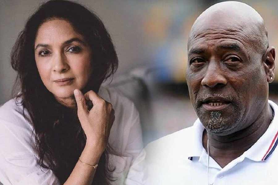 ওয়েস্ট ইন্ডিজের ক্রিকেটার ভিভ রিচার্ডসের সঙ্গে সম্পর্ক ছিল নীনার। মাসাবার বাবা ভিভ। যদিও মেয়েকে নিজের পরিচয়েই মানুষ করেছেন নীনা। প্রকাশ্যে সে কথা স্বীকার করতেও কখনও পিছপা হননি।  