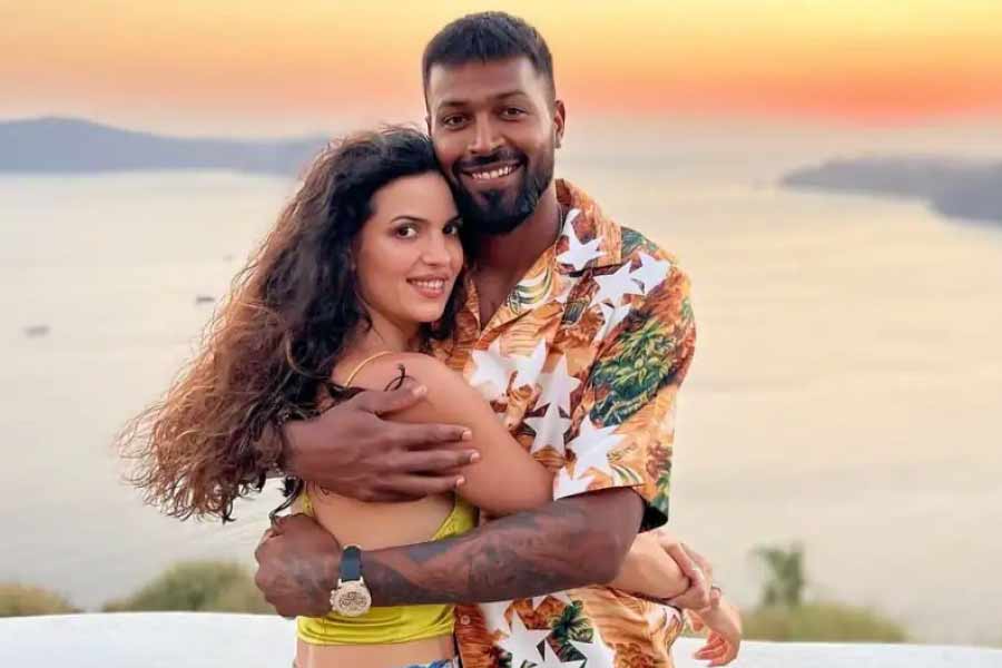 এখন ক্রিকেটার হার্দিক পাণ্ড্যর ঘরণী। সেই নাতাশা স্টানকোভিক বিয়ের আগে সন্তান ধারণ করেছিলেন। যদিও সন্তানের জন্ম দেওয়ার আগেই মডেল-অভিনেত্রী নাতাশার সঙ্গে বিয়ে সেরেছিলেন হার্দিক। 