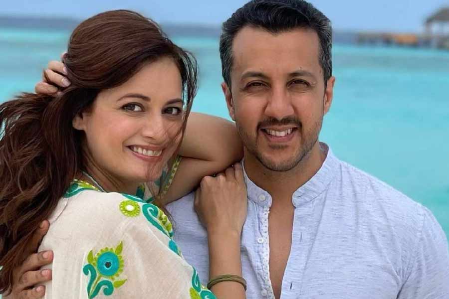 ২০২১ সালের ফেব্রুয়ারি মাসে শিল্পপতি বৈভব রেখিকে বিয়ে করেন দিয়া মির্জা। সাদাসিধে ভাবেই সেরেছিলেন বিয়ে। মাস দেড়েক পরেই সমাজমাধ্যমে স্ফীতোদরের ছবি পোস্ট করেন দিয়া। জানান, মা হতে চলেছেন তিনি। পুত্রসন্তানের জন্ম দিয়েছেন অভিনেত্রী।