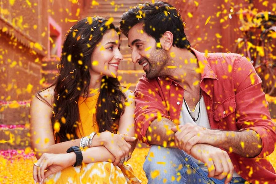 রবিবার সকালে কন্যাসন্তানের জন্ম দেন আলিয়া। দুপুর ১২টা ৪০ মিনিট নাগাদ কপূর খানদানে আগমন হয় নতুন অতিথির। তার পর থেকেই শুভেচ্ছায় ভাসছেন আলিয়া-রণবীর। মা হওয়ার পর নিজেই একটি বার্তাও দিয়েছেন।