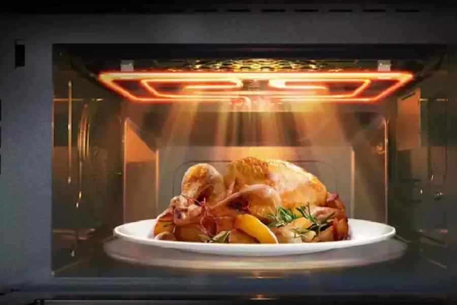 ফ্রিজ থেকে বার করেই মাইক্রোওয়েভ অভেনে ঢোকানো চলবে না মাংস।