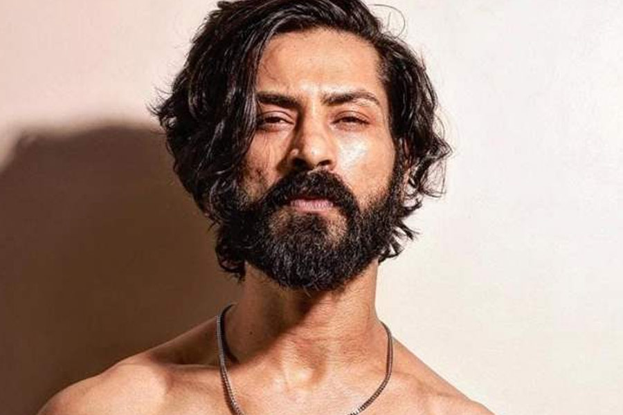 রণবীরের থেকেও কি ‘সাহসী’ ছবিতে ধরা পড়েছেন মডেল-অভিনেতা অঙ্কিত ভাটিয়া? অথচ এত নামযশের আগে কলসেন্টার থেকে পিৎজ়া জয়েন্টে চাকরি— সবই করেছেন উত্তরাখণ্ডের অঙ্কিত। তবে একতা কপূরের ‘ভাগ্য লক্ষ্মী’-তে খলচরিত্রে মুখ দেখানোর পর থেকেই নজর কেড়ে নিয়েছেন।