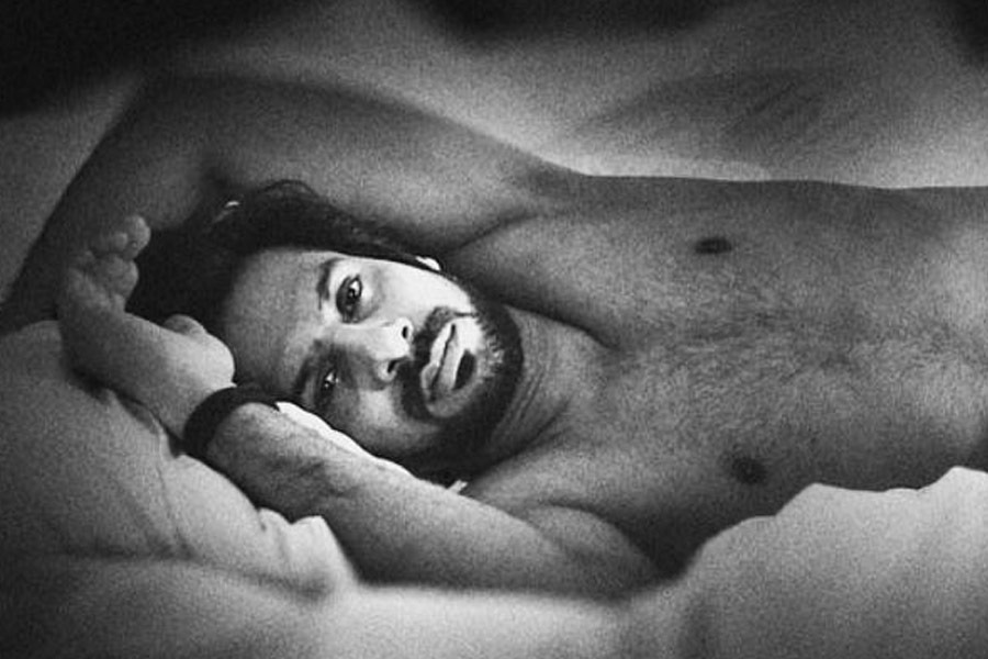 অনাবৃত রণবীরকে দেখে তিনিও যে অনুপ্রাণিত, তা স্বীকার করেছেন কর্ণবীর। নেটমাধ্যমে তাঁর একটি পুরনো ছবি পোস্ট করে লিখেছেন, ‘‘২০১৫ সালে এ ছবি তোলা হলেও রণবীরের থেকে অনুপ্রাণিত। ভাই রণবীর (এ ছবি) পোস্ট করার সাহস জুগিয়েছেন। জামা পরে হোক বা ছাড়া... ‘কুল’ থাকা উচিত!’’