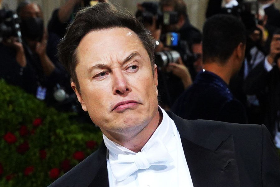 ‘টেসলা’, ‘স্পেসএক্স’, ‘নিউরালিঙ্ক’ থেকে শুরু করে ‘দ্য বোরিং কোম্পানি’। ৫১ বছরের ইলনের রয়েছে মোট আটটি সংস্থার মালিকানা। আর এই আট সংস্থার আয়েই ইলন বর্তমানে বিশ্বের সবচেয়ে ধনী ব্যক্তি।