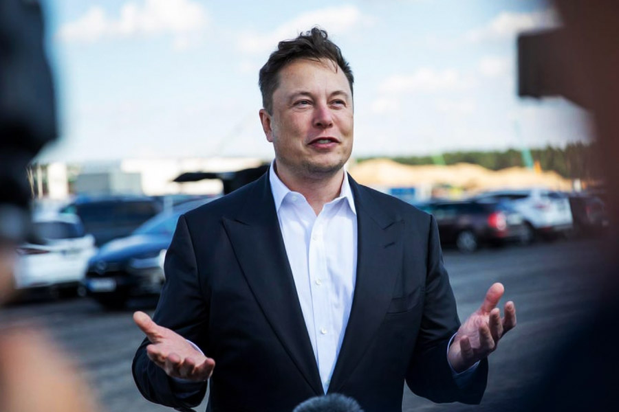 ইলন এই আটটি সংস্থার বেশির ভাগেরই প্রতিষ্ঠাতা অথবা সহ-প্রতিষ্ঠাতা৷ এই সংস্থাগুলি কী কাজ করে তা নিয়ে মানুষের মধ্যে কৌতূহলের ইয়ত্তা নেই।