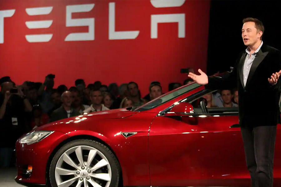 টেসলা: ইলনের প্রাথমিক খ্যাতি এসেছিল এই সংস্থা থেকেই। ধনকুবের ইলন টেসলার সহ-প্রতিষ্ঠাতা এবং সিইও। ইলনের এই কোম্পানি অত্যাধুনিক বৈদ্যুতিক গাড়ি, এই সব গাড়ির ব্যাটারি এবং সৌরশক্তি চালিত বিভিন্ন যন্ত্র তৈরি করে। এই সব বৈদ্যুতিক গাড়ির নকশাও তৈরি করে টেসলা।
