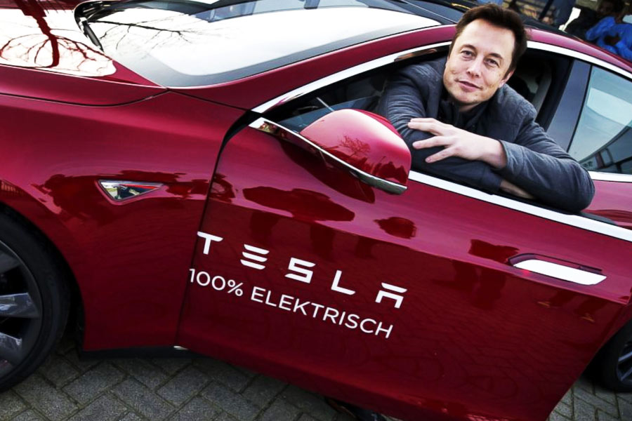 প্রাথমিক ভাবে ইলন টেসলার পরিচালনা পর্ষদের সহ-প্রতিষ্ঠাতা, বিনিয়োগকারী এবং সদস্য হিসেবে ‘টেসলা’তে যোগ দেন। ২০০৮ সাল থেকে তিনি এই সংস্থার সিইও হিসাবে দায়িত্ব পালন করছেন।