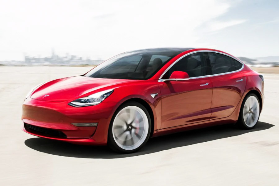 প্রাথমিক ভাবে ইলন  পরিচালনা পর্ষদের সহ-প্রতিষ্ঠাতা, বিনিয়োগকারী এবং সদস্য হিসেবে ‘টেসলা’তে যোগ দেন। ২০০৮ সাল থেকে তিনি এই সংস্থার সিইও হিসাবে দায়িত্ব পালন করছেন।