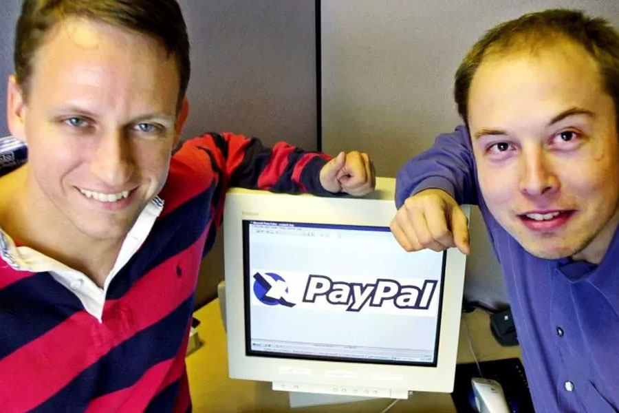 কনফিনিটির টাকা আদানপ্রদানের প্রক্রিয়া আরও সহজ ছিল বলে এই সংস্থার সঙ্গে হাত মিলিয়েছিল ইলন। ১৯৯৮ সালের ডিসেম্বরে  ম্যাক্স লেভচিন, পিটার থিয়েল এবং লুক নোসেক কনফিনিটি তৈরি করেন। প্রতিষ্ঠিত হয়েছিল। ২০০২ সালে পেপ্যালের আইপিও তৈরি হওয়ার পর পরই ‘ইবে’ সংস্থা ১৫০ কোটি ডলারে ‘পে প্যাল’ কিনে নেয়। ২০১৫ সালে ‘পে প্যাল’  একটি স্বাধীন কোম্পানিতে পরিণত হয়।