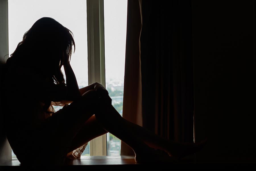 ধর্ষণের ‘সত্যতা’ প্রমাণের ‘টু ফিঙ্গার টেস্ট’ করাতে গিয়ে কোনও মহিলা আরও এক বার যৌন হিংসার শিকার হন।