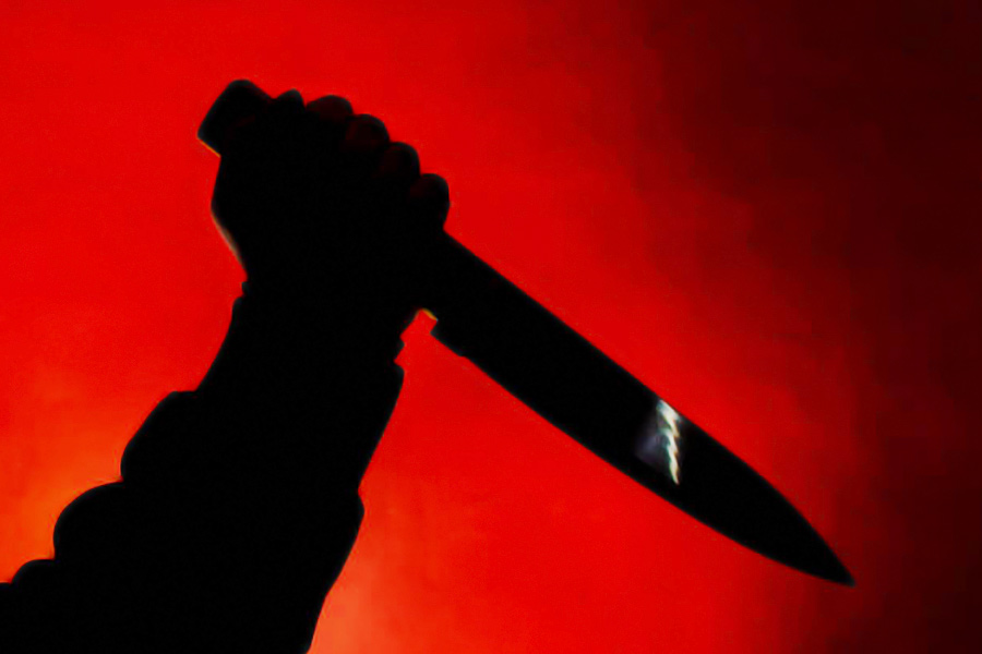 যাঁকে এক সময় ভালবেসেছিলেন, তাঁর বুকেই ছুরির কোপ মারেন এক যুবক। এক বার নয়, ছুরি দিয়ে প্রেমিকার বুকে ৩৭ বার কোপ মেরেছিলেন ওই যুবক। যার জেরে মৃত্যুর কোলে ঢলে  পড়েছিলেন তরুণী। এই ঘটনায় দোষী সাব্যস্ত হওয়ার পর জেলবন্দি করা হয়েছিল যুবককে। দেওয়া হয়েছিল কঠোর সাজাও। কিন্তু সেই সাজা ভোগ করার আগেই নিজেকেই শেষ করে দিলেন যুবক। কারাগারের মধ্যে থেকে তাঁর ঝুলন্ত দেহ উদ্ধার করা হল। 