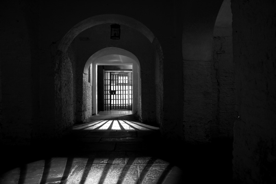 সম্প্রতি এই ঘটনাটি ঘটেছে তুরস্কের আদানা এ টাইপ কারাগারে। কুঠুরিতে বেডশিট দিয়ে গলায় ফাঁস লাগিয়ে ওই যুবক আত্মহত্যা করেছেন বলে জানিয়েছেন চিকিৎসকরা। 