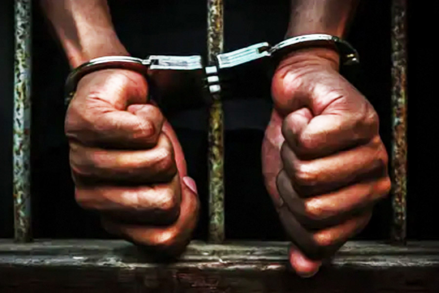 তাঁর জেলবন্দি হওয়ার কারণ শিউরে ওঠার মতো। নিজের প্রেমিকাকে যে ভাবে নৃশংস ভাবে খুন করেছিলেন ওই যুবক, সেই ঘটনা হইচই ফেলে দিয়েছিল। 