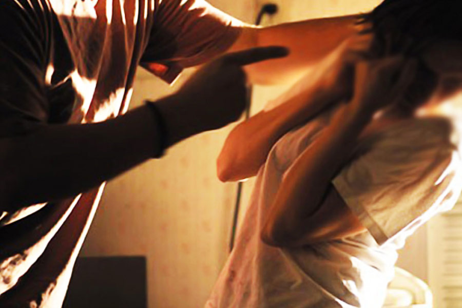 দক্ষিণ পশ্চিম তুরস্কের মেন্টেস জেলায় বক্সারের বাড়িতে গিয়েছিলেন জেইনেপ। সে বার তাঁদের মধ্যে গোলমাল বাধে। আর তার পরই রণমূর্তি ধারণ করেন ওই যুবক। যে মানুষটিকে কাছের মনে  করছেন, সেই মানুষটিরও অন্য চেহারা দেখেন ওই তরুণী।