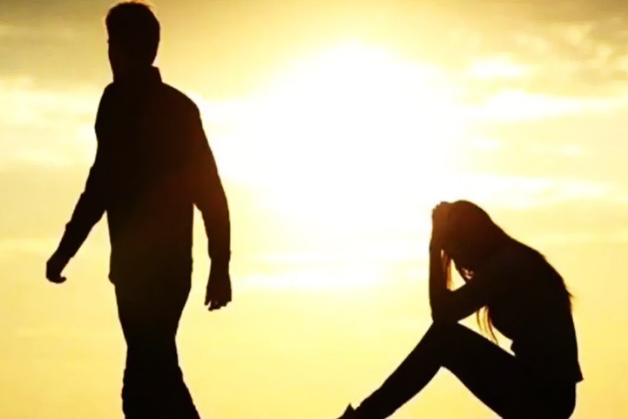 তদন্তে নেমে পুলিশ জানতে পারে, এই হত্যাকাণ্ডের এক মাস আগেই ওই যুগলের বিচ্ছেদ হয়ে গিয়েছিল। কিন্তু তার পরও তাঁরা একে অপরের সঙ্গে দেখা করতেন। 