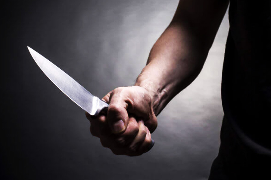 হাসপাতালে চিকিৎসায় সেরে ওঠার পর প্রেমিকাকে খুনের অভিযোগে যুবককে অভিযুক্ত করা হয়। 