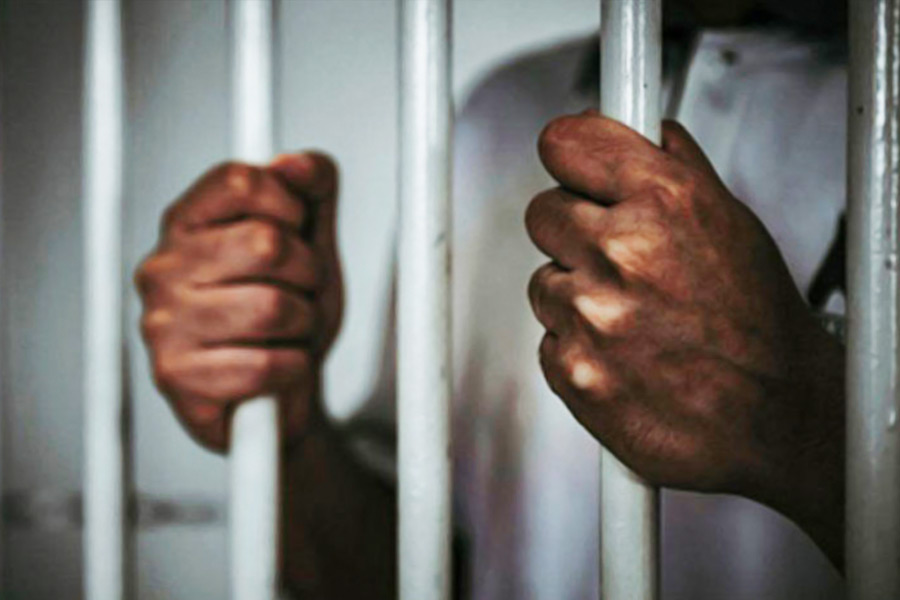 এই ঘটনায় গত ২২ অক্টোবর সেলিম নামে ওই যুবককে ২৪ বছরের কারাদণ্ডের নির্দেশ দেওয়া হয়। তার কিছু দিনের মধ্যেই কারাগারের কুঠুরিতে তাঁর দেহ উদ্ধার করা হল। 