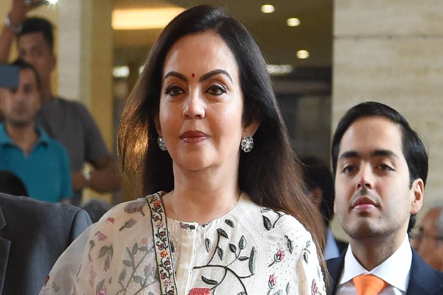 তাঁর সাজগোজও আলাদা করে নজর কাড়ে।