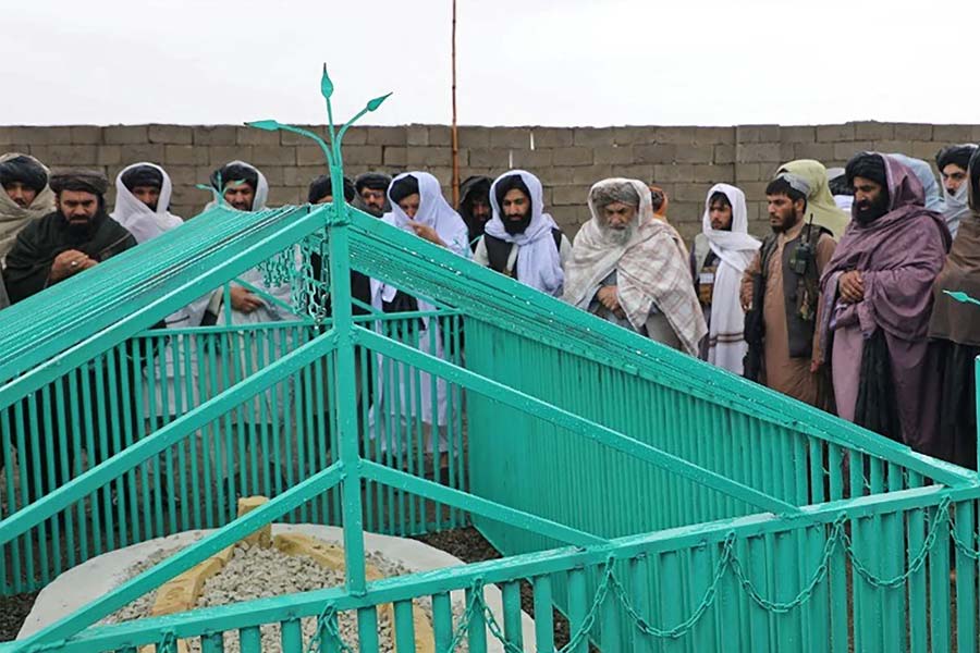 তালিবান মুখপাত্র জাবিহুল্লাহ মুজাহিদ রবিবার এএফপিকে জানান, আফগানিস্তানের জাবুল প্রদেশের সুরি জেলার ওমরজোর কাছে ওমরের সমাধিস্থলটি আছে। রবিবার ওই সমাধিস্থলে তিনি একটি অনুষ্ঠানে যোগ দেন বলেও জাবিহুল্লাহ জানান।