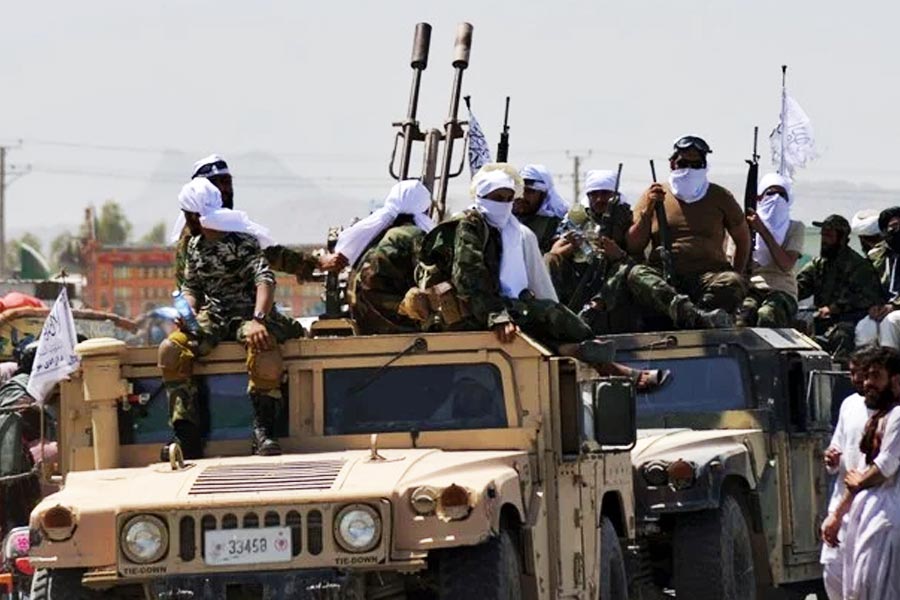 ২০০১ সালে আমেরিকার সামরিক বাহিনী তালিবানকে ক্ষমতা থেকে উৎখাত করার পর ওমরের স্বাস্থ্য এবং তাঁর অবস্থান সম্পর্কে একাধিক জল্পনা ছড়িয়ে পড়ে।