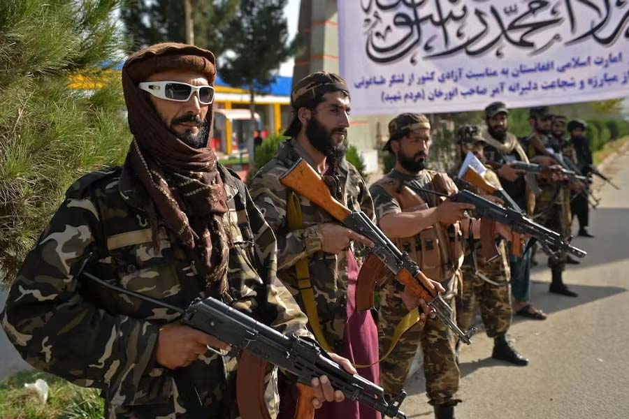 তালিবান শীর্ষ নেতা ওমরকে ২০০১ সালের পরে প্রকাশ্যে দেখা যায়নি। দেখা মেলেনি কোনও ভিডিও বা ছবিতেও। ২০০৭ সালের পরে ওমরের কাছ থেকে আর কোনও নির্দেশ পাননি তালিবান শীর্ষ নেতারাও।