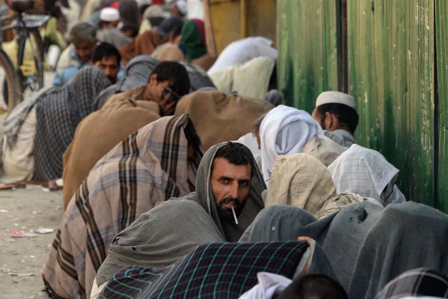 ১৯৮৩ থেকে ১৯৯১ পর্যন্ত রুশদের সঙ্গে লড়াই করার সময়ে একটা চোখ হারান ওমর। এক হাতের কব্জিও উড়ে যাওয়ায় সেখানে বসে লোহার রড। ওমরের শরীরের এই বিশেষ দু’টি চিহ্ন উল্লেখ করে আমেরিকা তার মাথার দাম ঘোষণা করেছিল ১ কোটি ডলার। ভারতীয় মুদ্রায় ৮২ কোটি ১৬ লক্ষ টাকা।