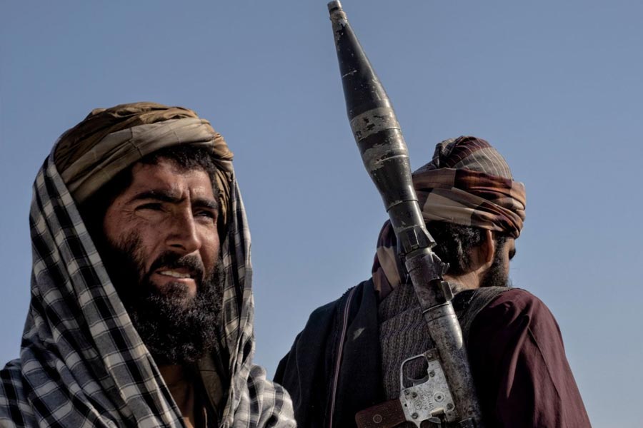 ১৯৯৬ থেকে ২০০১ সাল পর্যন্ত তালিবানের প্রধান পদে থাকা ওমরের দীর্ঘ অজ্ঞাতবাসে তাঁকে নিয়ে জল্পনা কম হয়নি। তিনি বেঁচে আছেন কি না, সেই প্রশ্ন উঠেছে বারবার। তবে তাঁর নাম সামনে রেখেই এক ছাতার তলায় কাজ করে এসেছে তালিবানের বিভিন্ন ভগ্নাংশ।