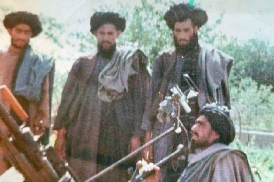 গত কয়েক বছরে অবশ্য ওমরের অসুস্থতা, তাঁর পরিবার ও জীবন নিয়ে তালিবানের অন্দরেই চর্চা বেড়ে গিয়েছিল বহুগুণ। সম্প্রতি, ইন্টারনেটে তার জীবনী প্রকাশ করে তালিবান।