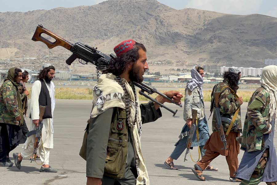 বিশেষজ্ঞদের মতে, একাধিক শাখা ও ভগ্নাংশে বিভক্ত তালিবানের অস্তিত্ব বাঁচাতে ভরসা ছিল ওমরের নামটুকুই। সামনে না এলেও তাঁর নামেই এত দিন সংগঠনে ভাঙন ঠেকানো সম্ভব হয়েছে।