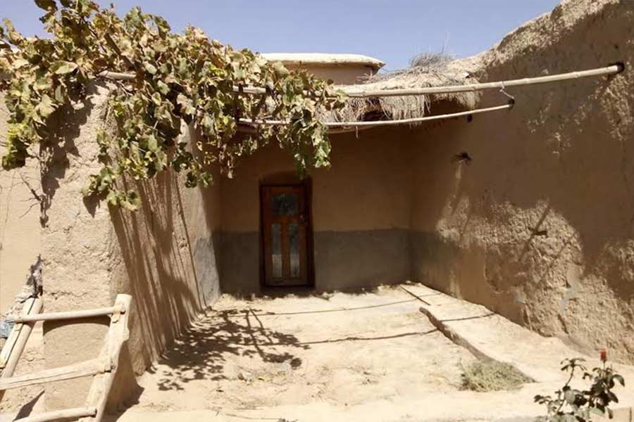 কিন্তু কোথায় থাকতেন ওমর? তাঁর বাসস্থান নিয়ে নাস্তানাবুদ হয়েছিলেন মার্কিন গোয়েন্দারাও। এক সাংবাদিক তথ্যপ্রমাণ দিয়ে দাবি করেন, তিনি আফগানিস্তানে মার্কিন সেনাঘাঁটির একেবারে পাশেই থাকতেন, একেবারে পায়ে হাঁটা দূরত্বে!