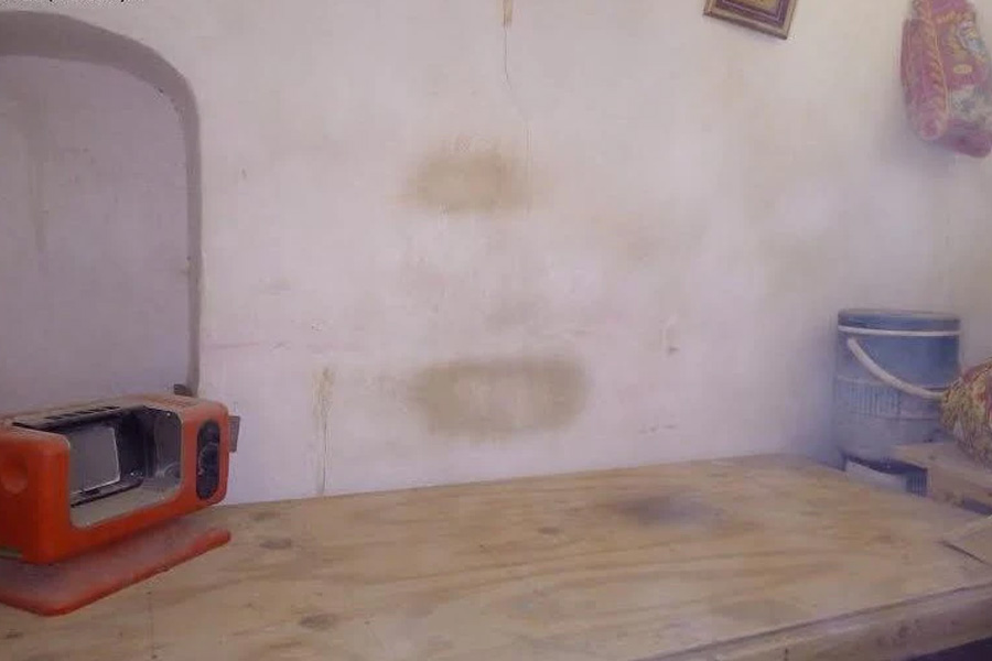 জাবুল প্রদেশের কালাতের একটা ছোট্ট বাড়িতে থাকতেন ওমর। যে বাড়িতে অতিথি হয়ে থাকতেন তিনি। সেই বাড়ির সদস্যরাও রহস্যময় অতিথির নাম জানতেন না। কিন্তু একই এলাকা দিয়ে বারবার আমেরিকার সেনাবাহিনী টহলদারি চালালেও ওমরের অস্তিত্ব তাঁদের কাছে ছিল একেবারেই অজানা।